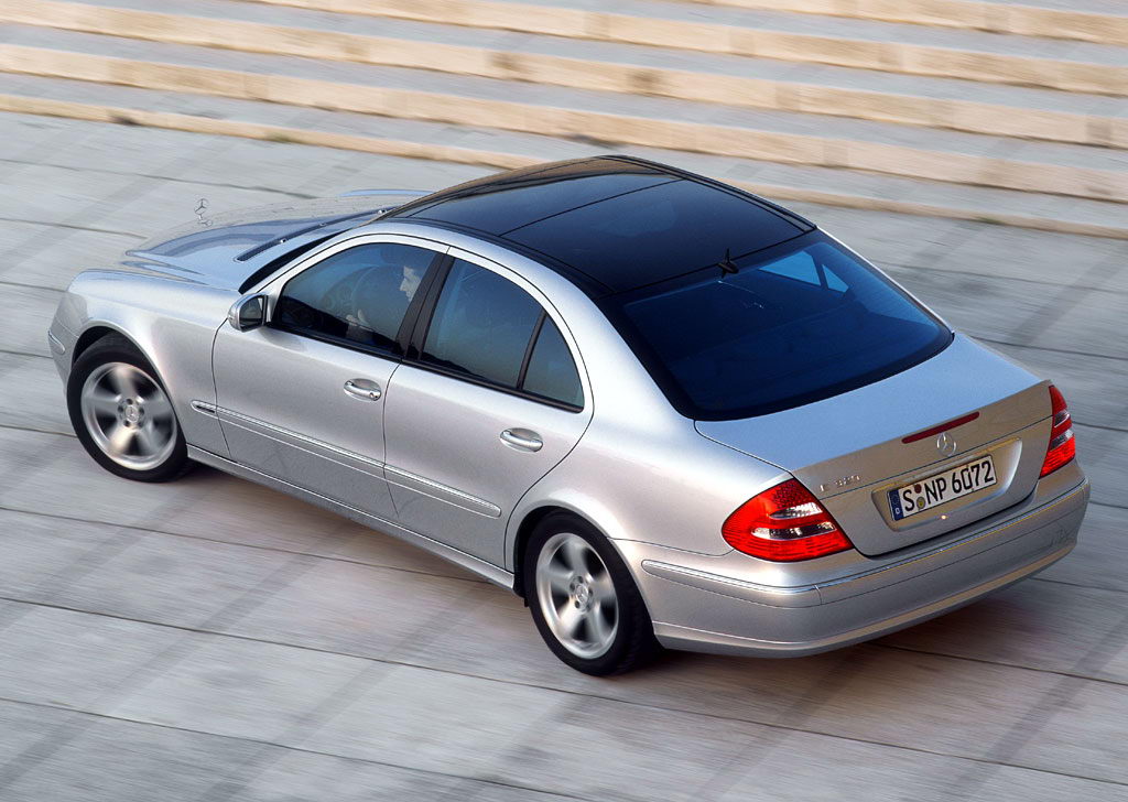 Mercedes Benz Clase E 2002 004.jpg